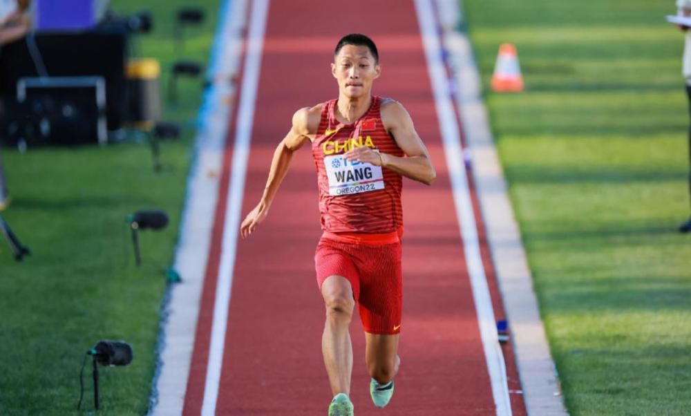 任达华饰演的新联盛龙头昌哥试图以江湖规矩和道义维持香港旧的秩序：“不讲道义，不守本分，根本没办法生存